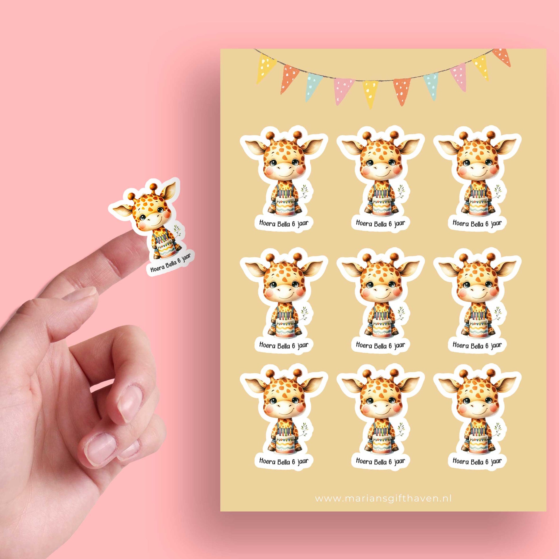 A5-stickervel met 9 giraffe-verjaardagsstickers ‘Hoera Bella 6 jaar’, beige vel met slinger bovenaan.