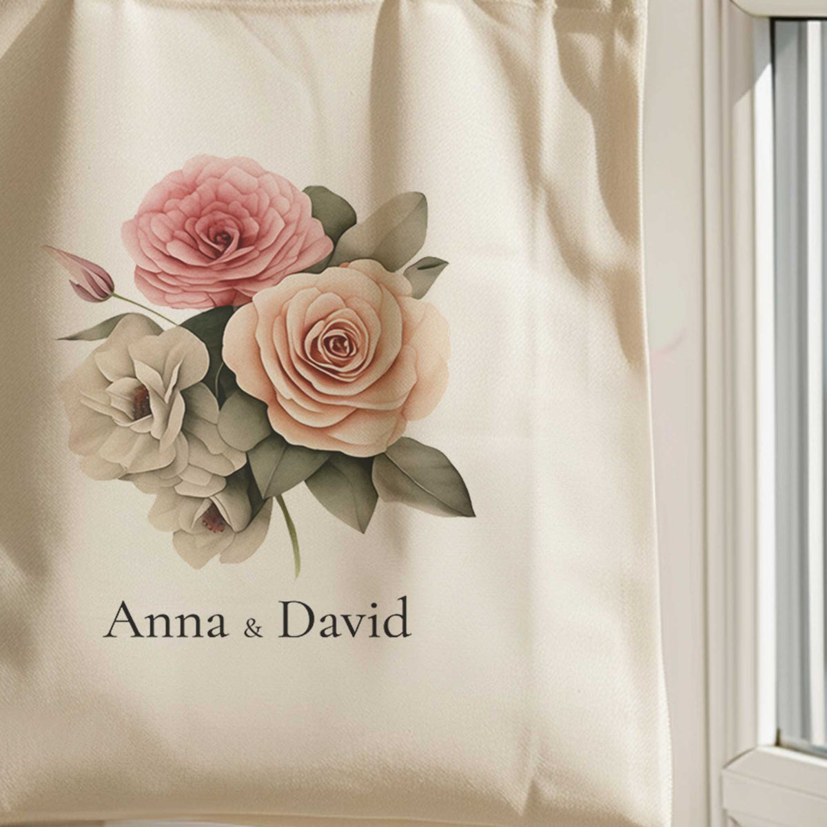 Close-up van totebag met roze rozen en gepersonaliseerde namen Anna en David