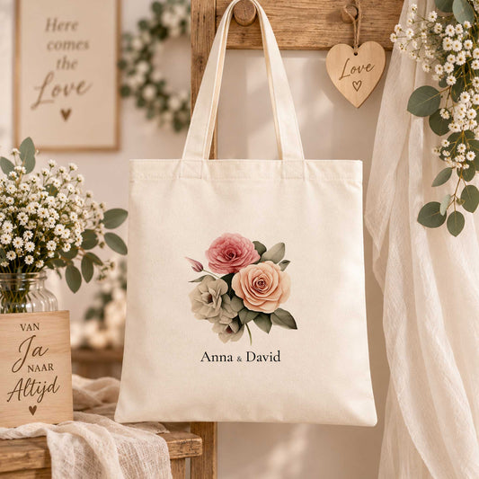Totebag voor bruiloft met roze rozen en namen Anna en David in romantische bruiloftsetting