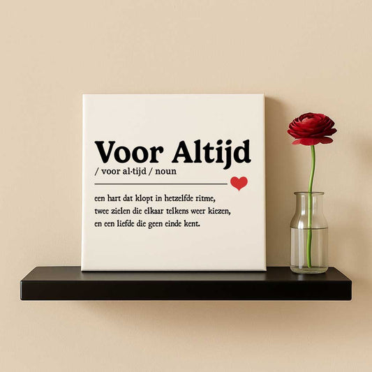 Keramisch tegeltje met de tekst 'Voor Altijd', op een zwarte plank naast een rode bloem in een vaasje – romantisch cadeau voor bruiloft of Valentijn
