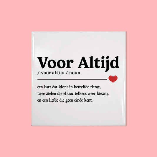 Voor Altijd tegeltje in woordenboekstijl met hartje – romantisch keramisch tegeltje gefotografeerd tegen een roze achtergrond, schuin weergegeven