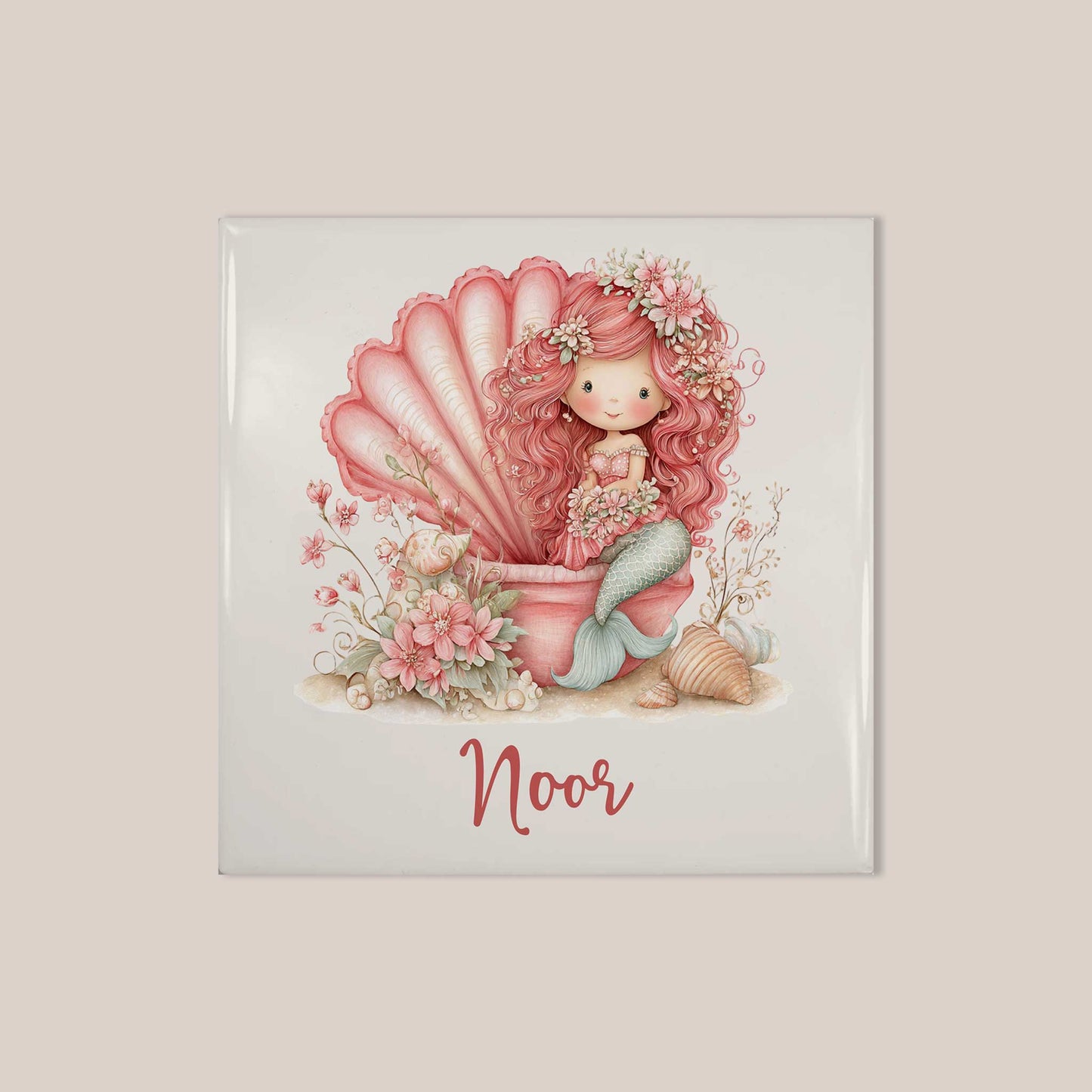 Vierkant keramisch tegeltje met gepersonaliseerde naam Noor. De illustratie toont een lieve roze zeemeermin in een open schelp, omringd door bloemen en schelpen in zachte roze en mintgroene tinten tegen een lichte achtergrond.