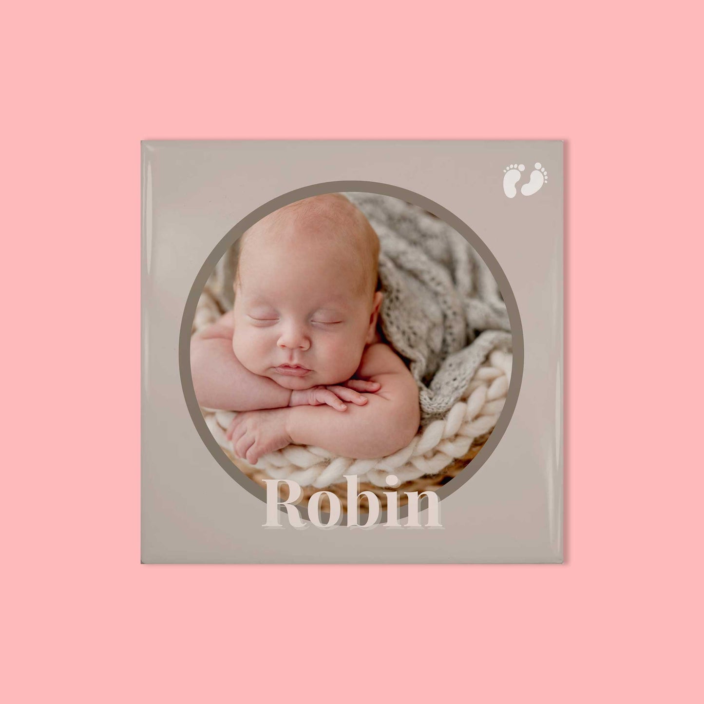 Vierkant keramisch tegeltje met foto van baby Robin en voetafdruk icoontje