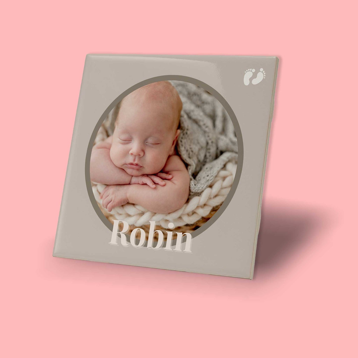 Staand baby tegeltje met naam en foto van slapende baby op roze achtergrond
