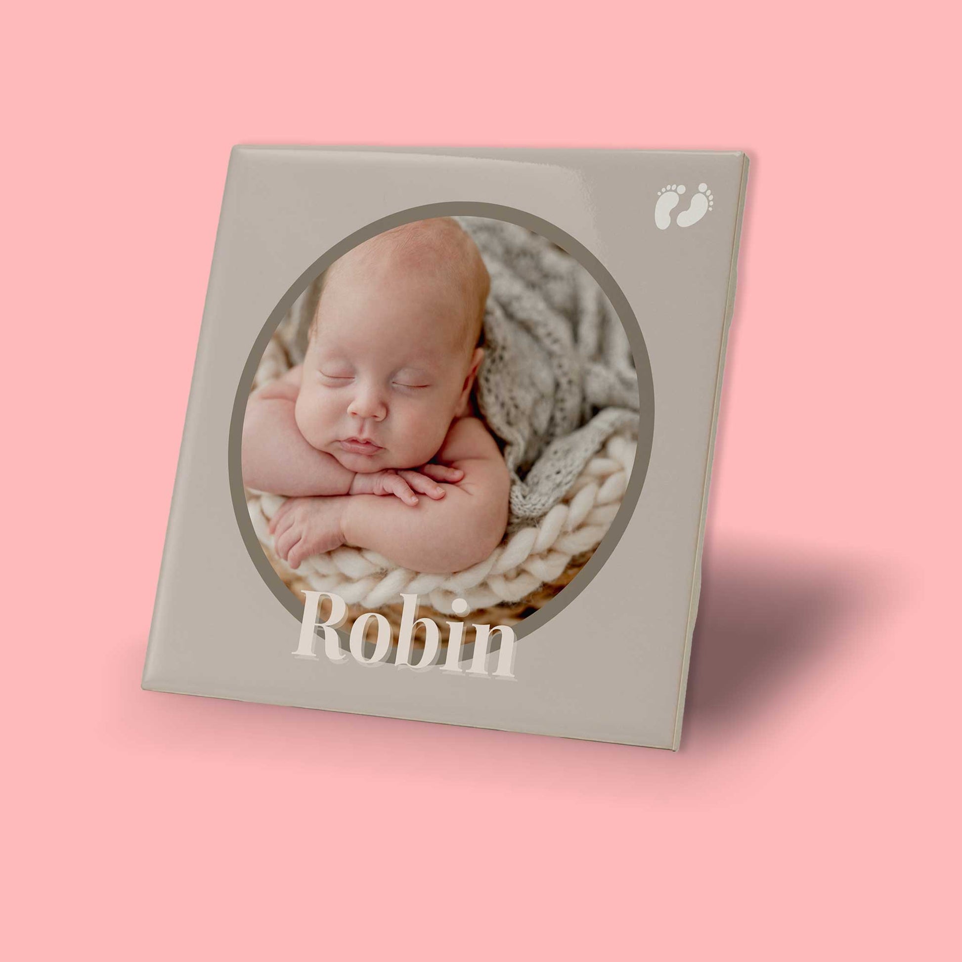 Staand baby tegeltje met naam en foto van slapende baby op roze achtergrond