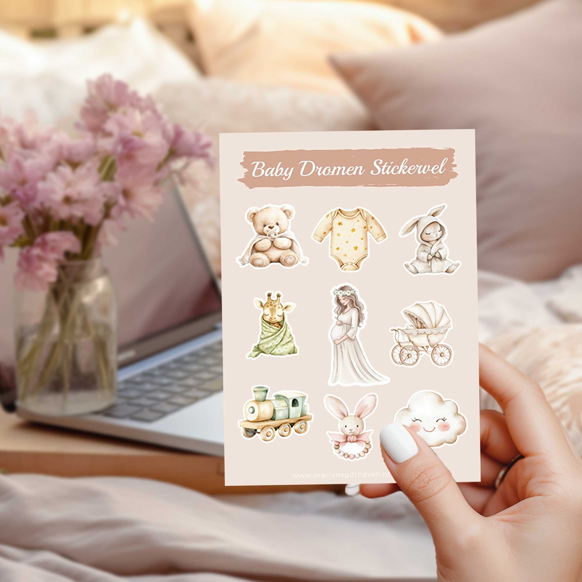 Baby Dromen stickervel A6 met illustraties van een teddybeer, babyrompertje, konijntje, giraffe, kinderwagen, houten trein, zwangere vrouw en wolkje, vastgehouden voor een laptop en roze bloemen.
