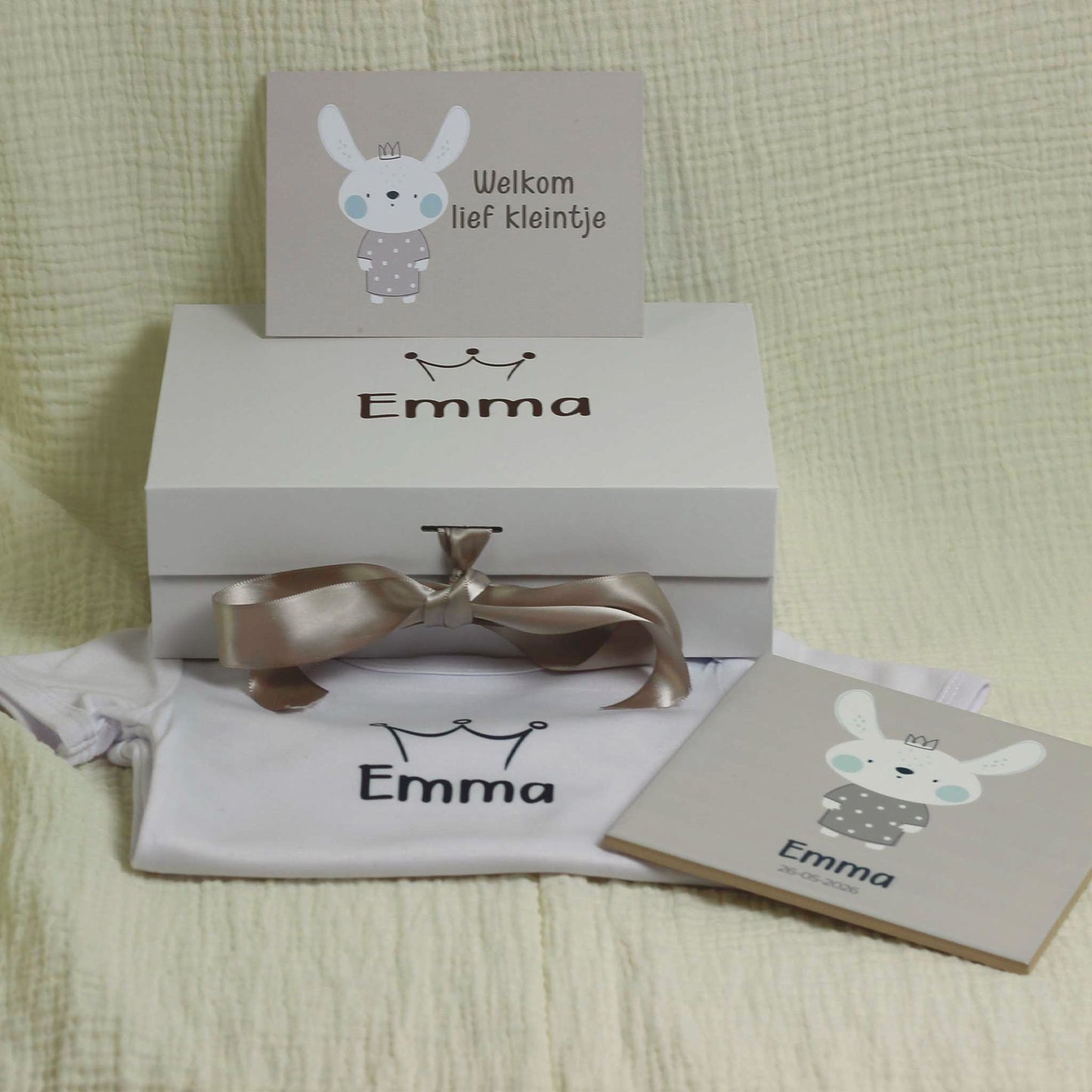 Gepersonaliseerde baby giftbox met naam in cadeaudoos met rompertje, tegeltje en cadeaukaartje
