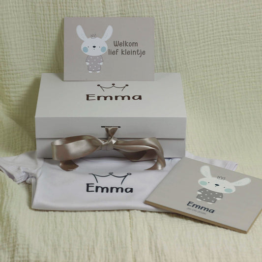 Gepersonaliseerde baby giftbox met naam in cadeaudoos met rompertje, tegeltje en cadeaukaartje