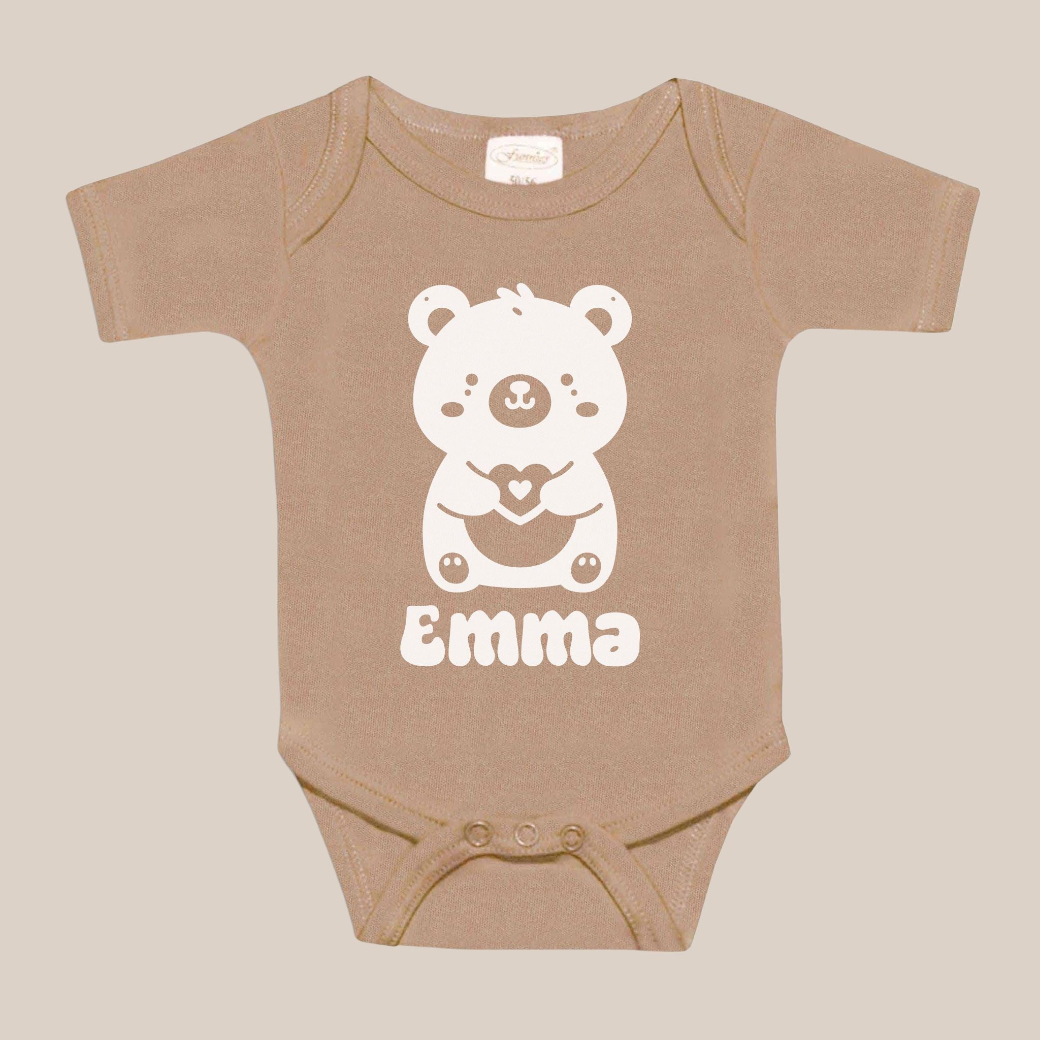 Beige babyrompertje met een illustratie van een beer die een hart vasthoudt en een naam eronder