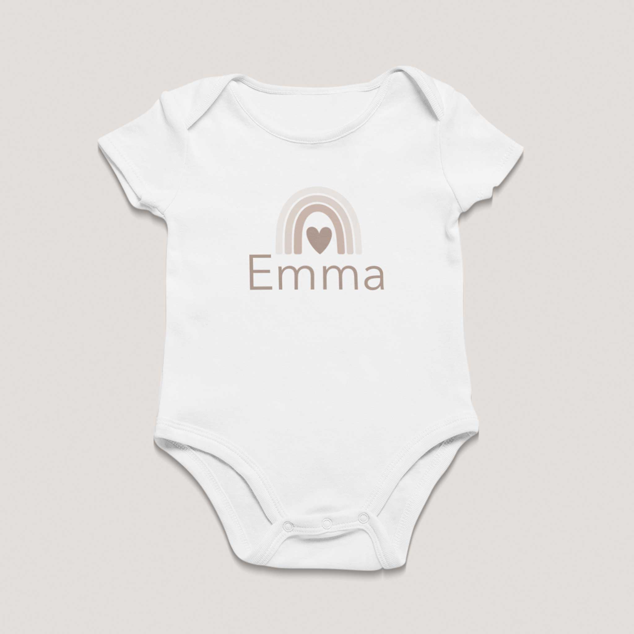 Wit babyrompertje met korte mouwen en gepersonaliseerde naam Emma in beige letters, met een subtiel regenboogontwerp en hartje erboven, liggend op een lichte neutrale achtergrond, geschikt als persoonlijk kraamcadeau voor een pasgeboren baby