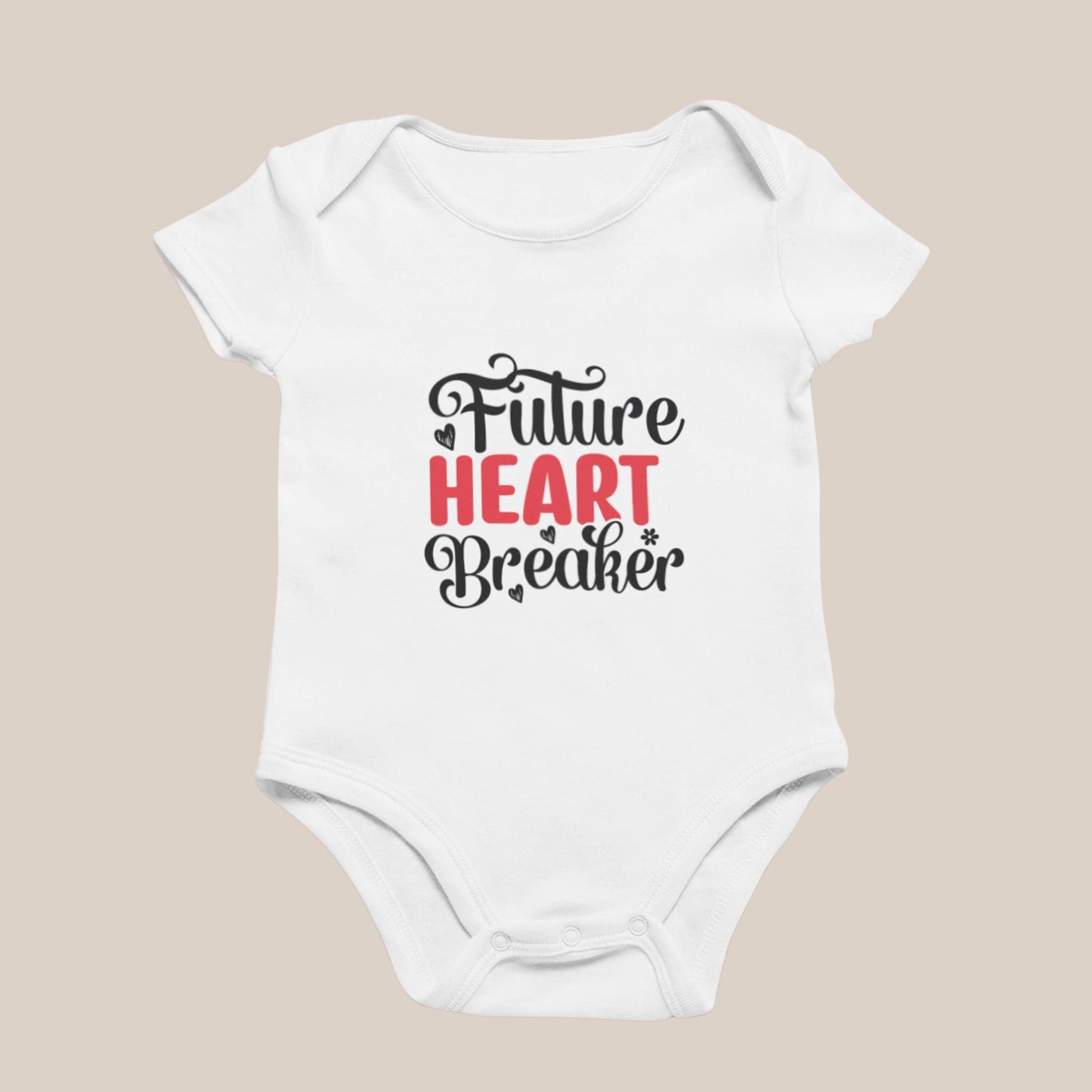 Wit babyrompertje met de tekst future heart breaker in zwarte en rode letters