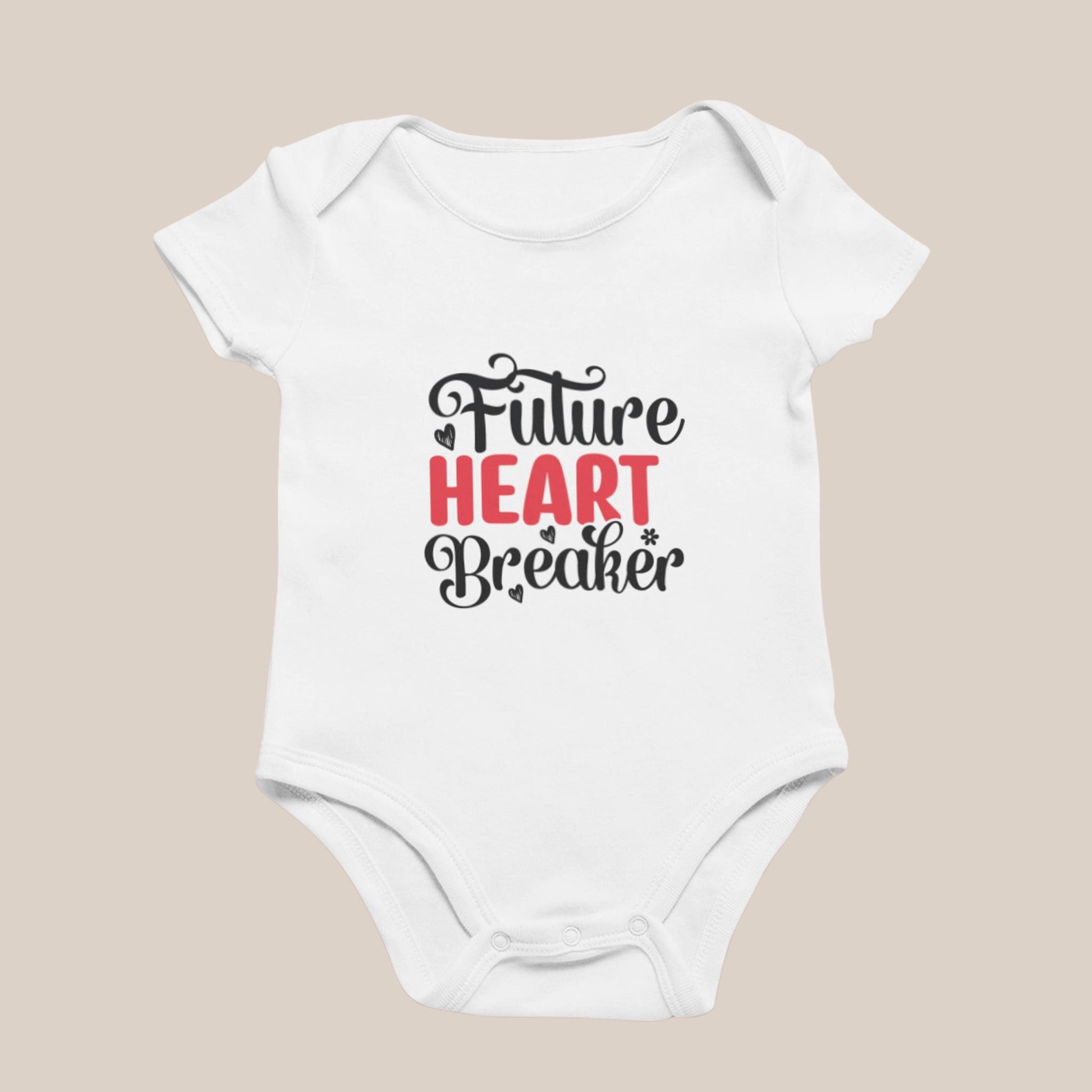 Wit babyrompertje met de tekst future heart breaker in zwarte en rode letters
