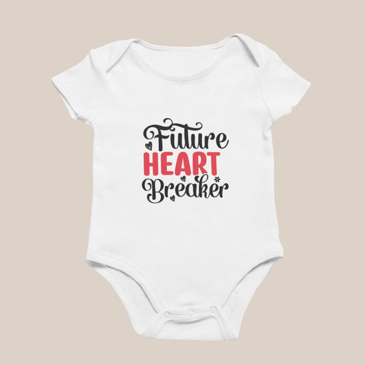 Wit babyrompertje met de tekst future heart breaker in zwarte en rode letters