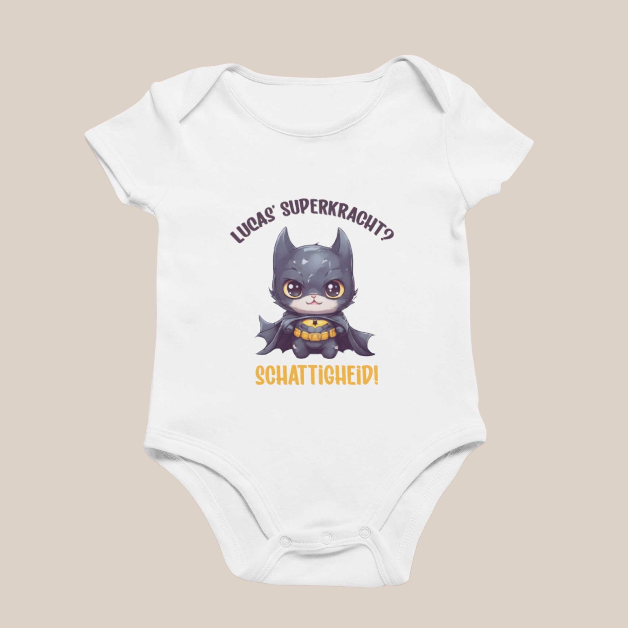 Wit babyrompertje met een illustratie van een kleine vleermuis in superheldenstijl en de tekst lucas superkracht schattigheid
