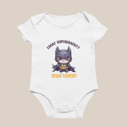 Wit babyrompertje met een illustratie van een kleine vleermuis in superheldenstijl en de tekst lucas superkracht schattigheid