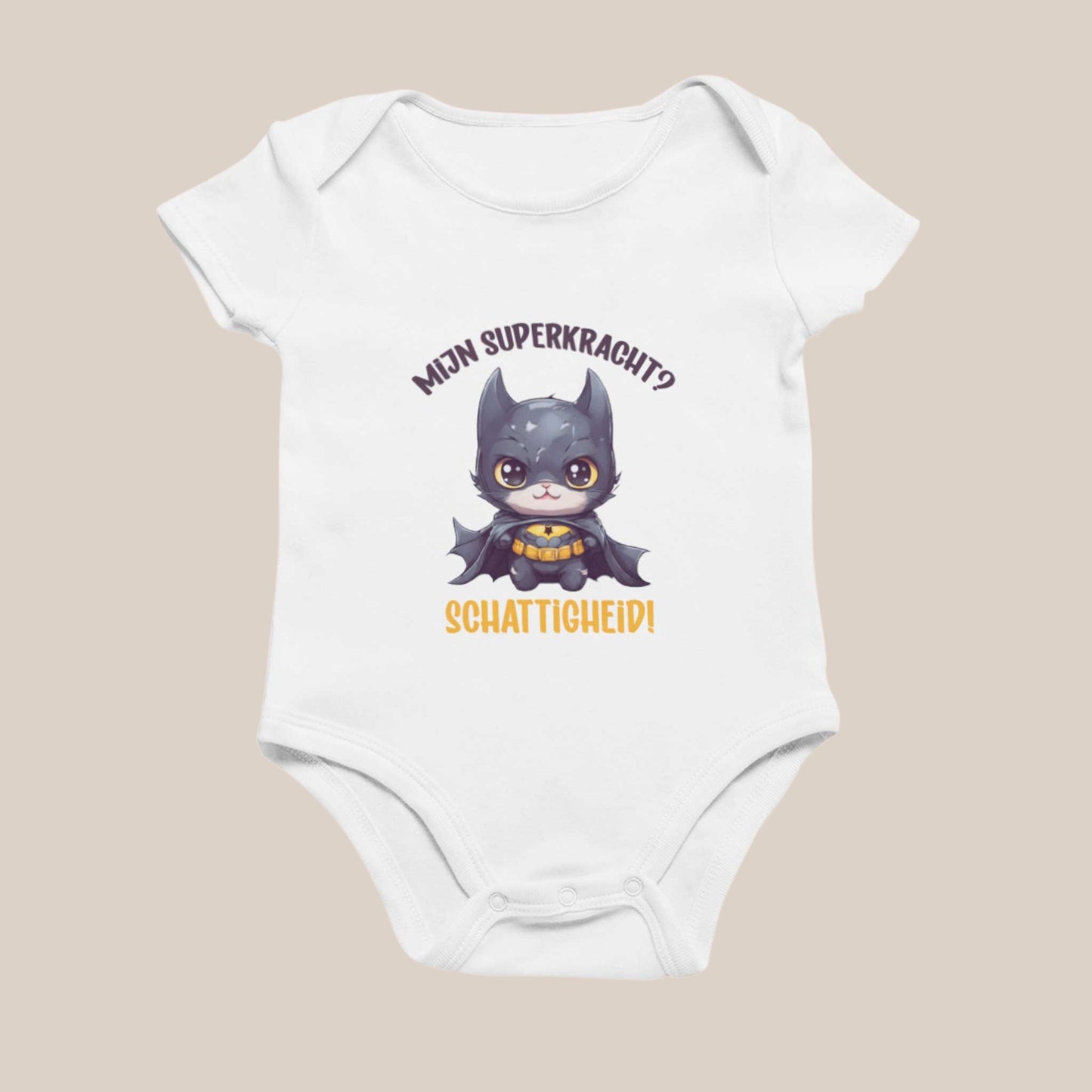 Wit babyrompertje met een illustratie van een kleine vleermuis in superheldenstijl en de tekst mijn superkracht schattigheid