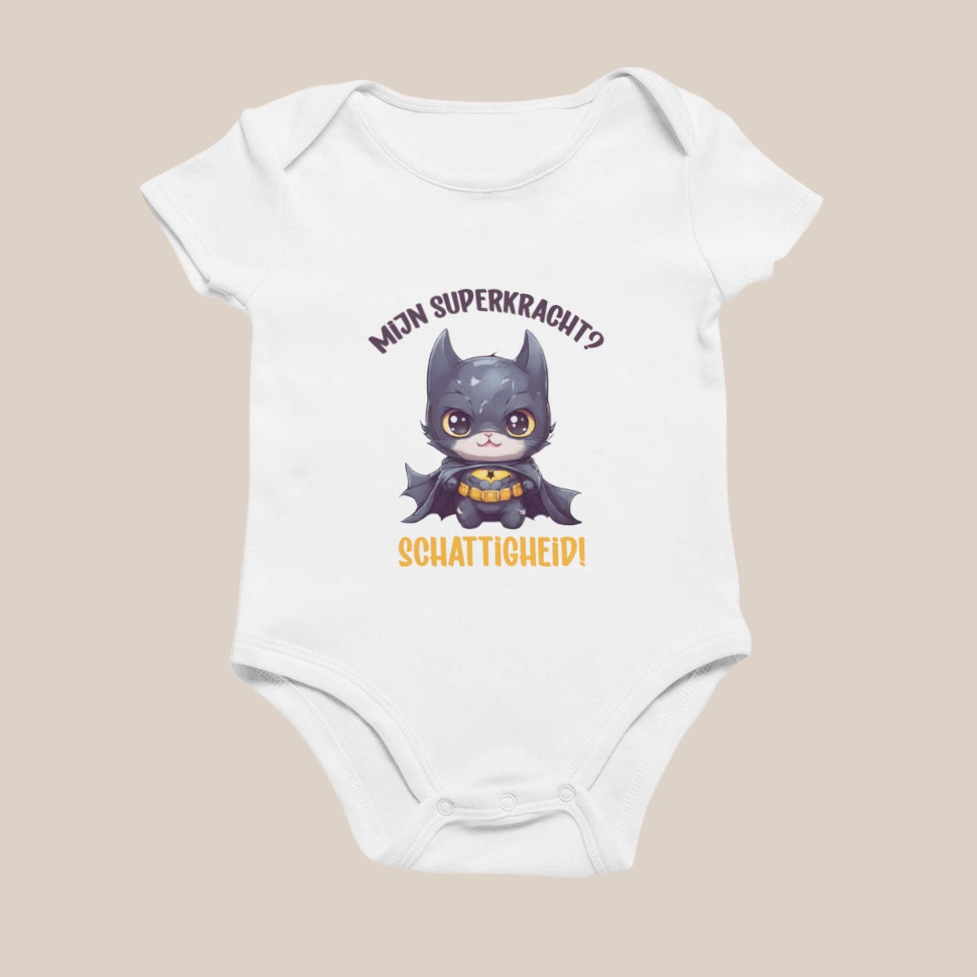 Wit babyrompertje met een illustratie van een kleine vleermuis in superheldenstijl en de tekst mijn superkracht schattigheid