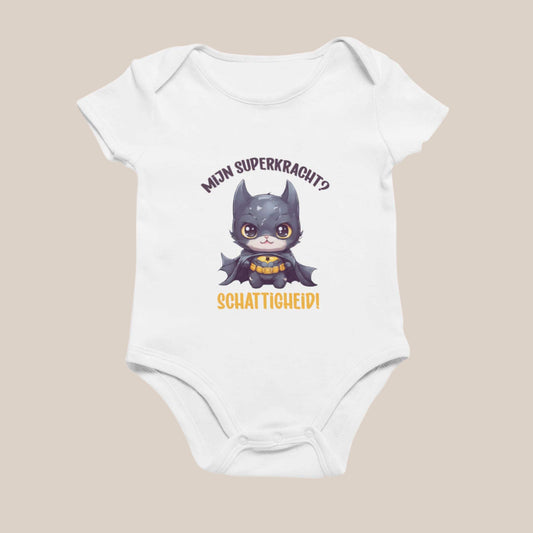 Wit babyrompertje met een illustratie van een kleine vleermuis in superheldenstijl en de tekst mijn superkracht schattigheid