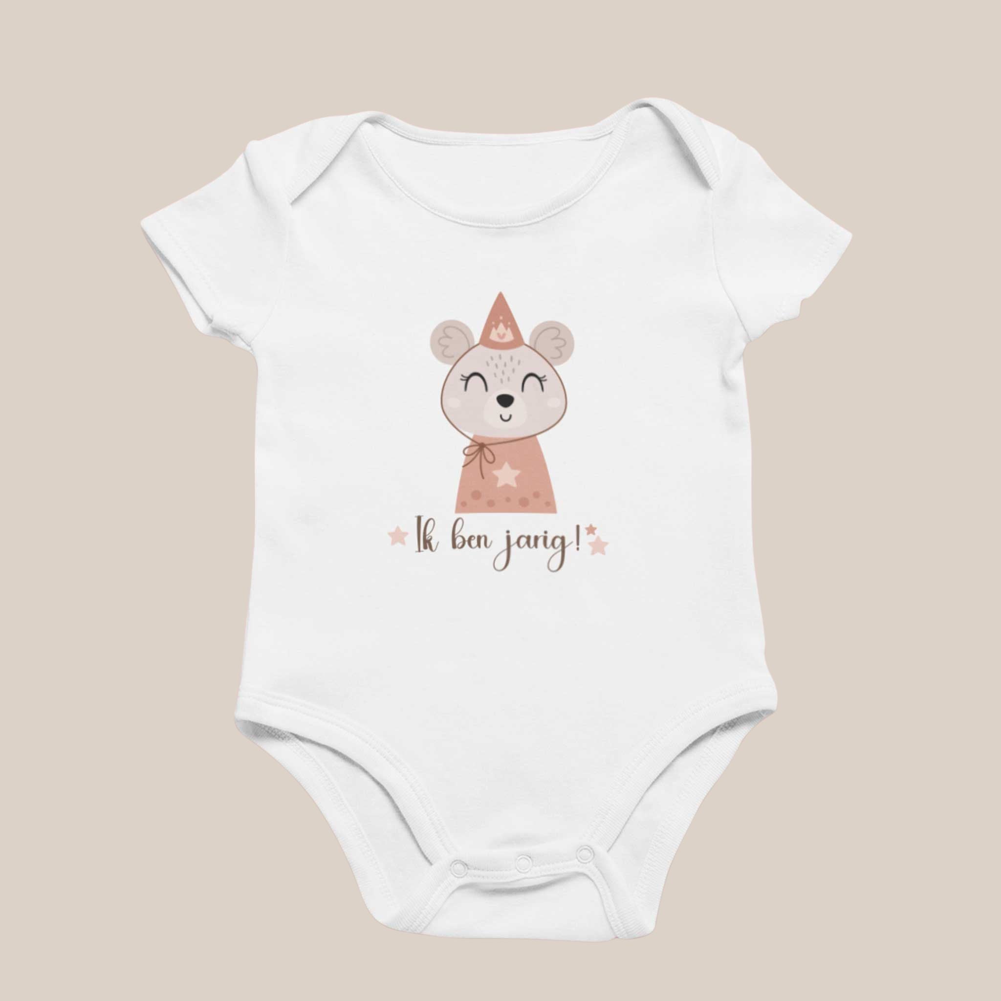 Wit babyrompertje met een illustratie van een beer met een feesthoedje en de tekst ik ben jarig