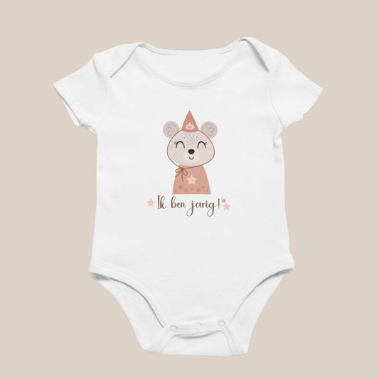 Wit babyrompertje met een illustratie van een beer met een feesthoedje en de tekst ik ben jarig