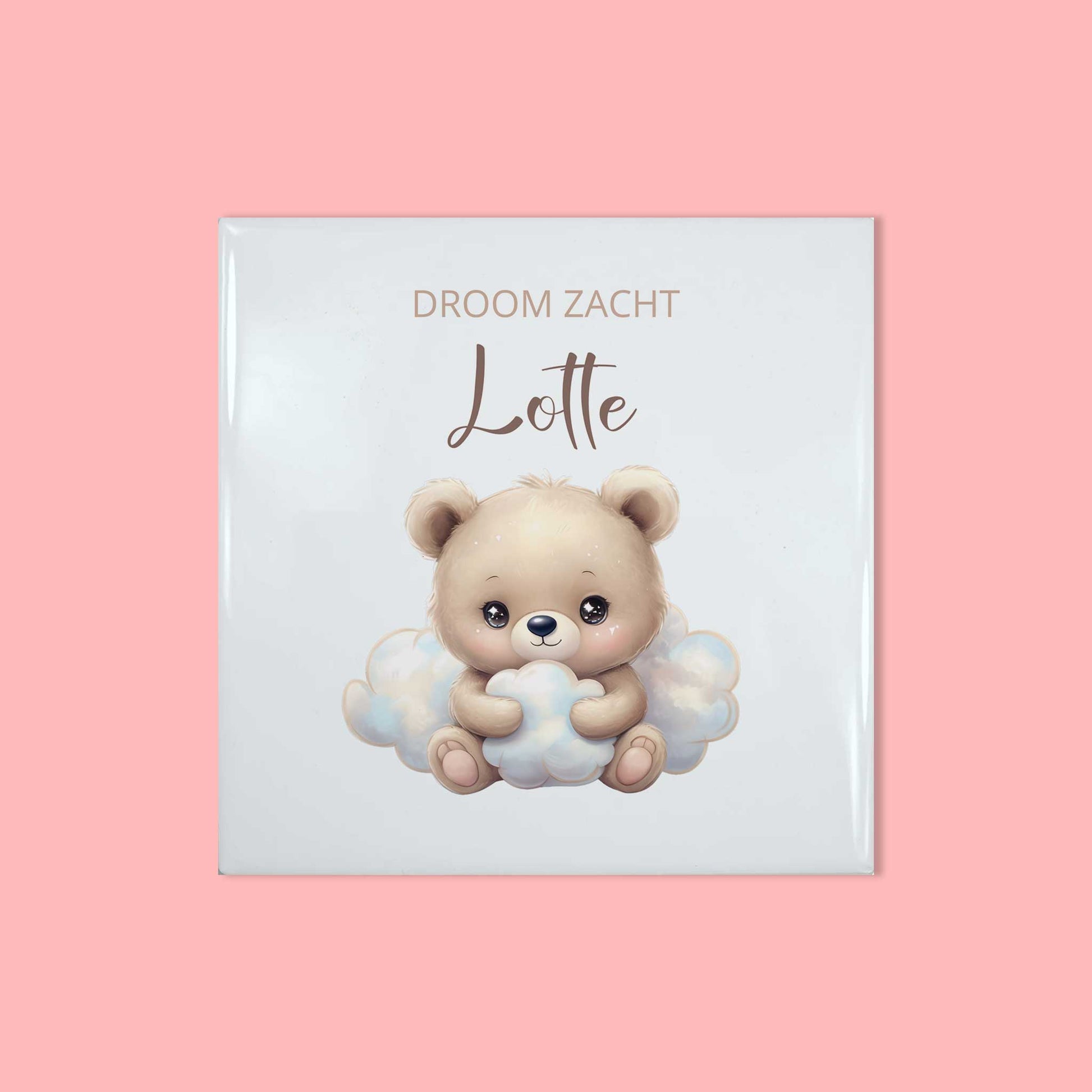 Vierkant keramisch tegeltje met beertje en tekst ‘Droom zacht Lotte’ op roze achtergrond