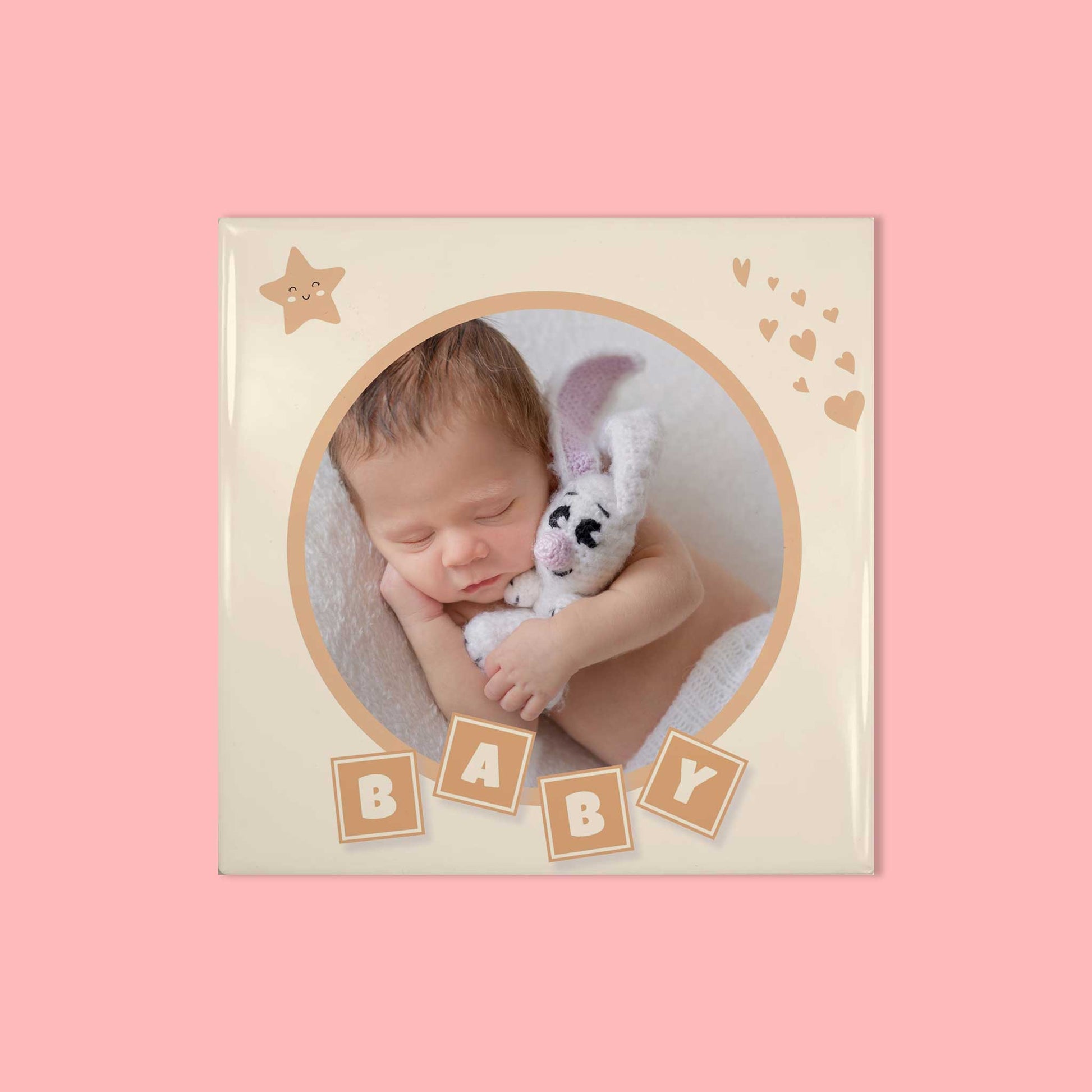 Vierkant keramisch tegeltje met foto van baby en konijn, hartjes en ster