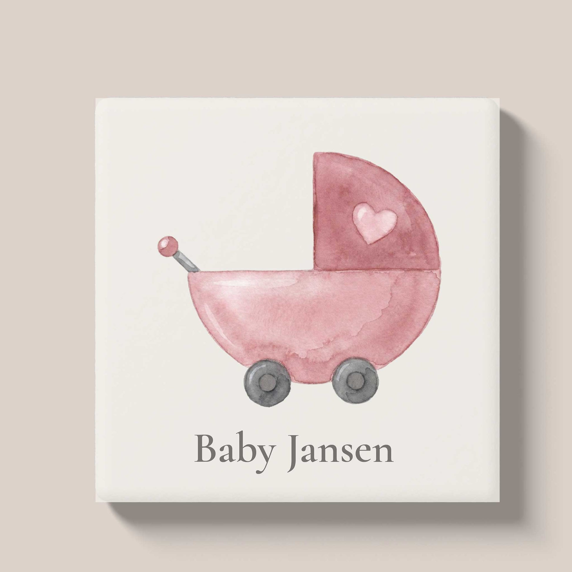 Gepersonaliseerd keramisch babytegeltje met roze watercolor kinderwagen en de tekst Baby Jansen op een lichte achtergrond