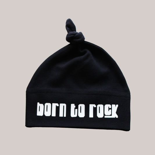 Born to Rock – Zwart Babymutsje met Knoop | Stoer & Uniek Kraamcadeau