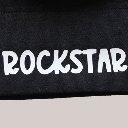 Zwart baby mutsje met knoop – Little Rockstar | Stoer kraamcadeau voor rockliefhebbers
