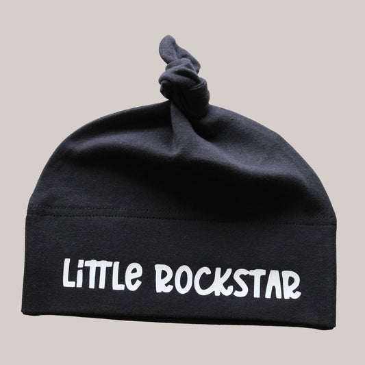 Zwart baby mutsje met knoop – Little Rockstar | Stoer kraamcadeau voor rockliefhebbers