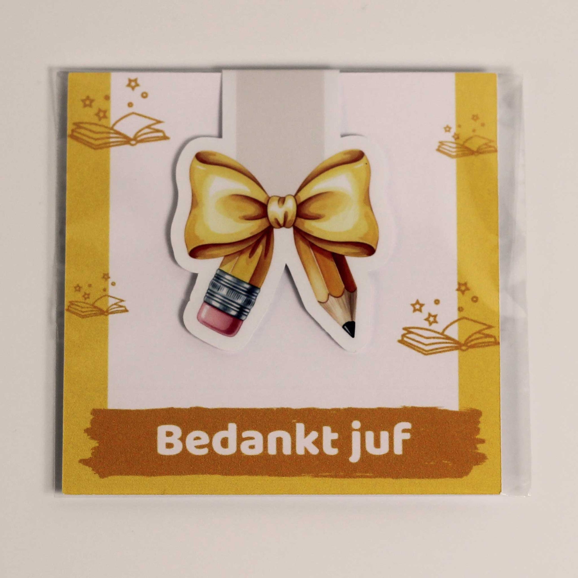 Magnetische boekenlegger met geel potlood en strik op een kaartje met de tekst Bedankt juf in transparante verpakking