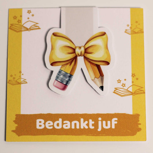 Losse magnetische boekenlegger met geel potlood en strik recht van voren gefotografeerd