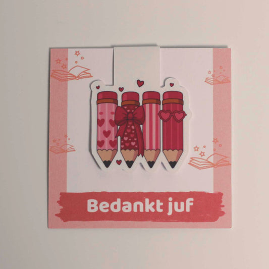 Losse magnetische boekenlegger met roze potloden en hartjes recht van voren gefotografeerd
