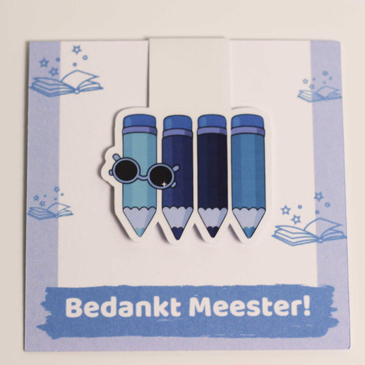 Magnetische boekenlegger met blauwe potloden en zonnebril verpakt op een kaartje met blauwe accenten en Bedankt Meester tekst