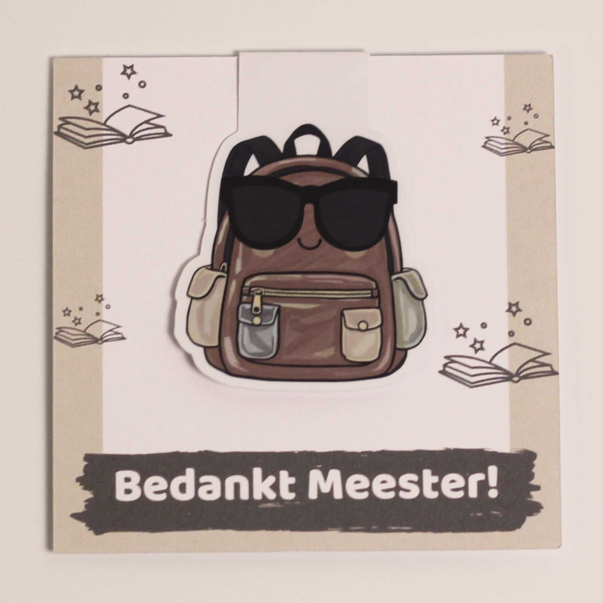 Losse magnetische boekenlegger met bruine rugzak en zonnebril recht van voren gefotografeerd