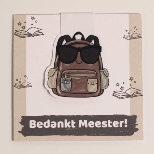 Losse magnetische boekenlegger met bruine rugzak en zonnebril recht van voren gefotografeerd