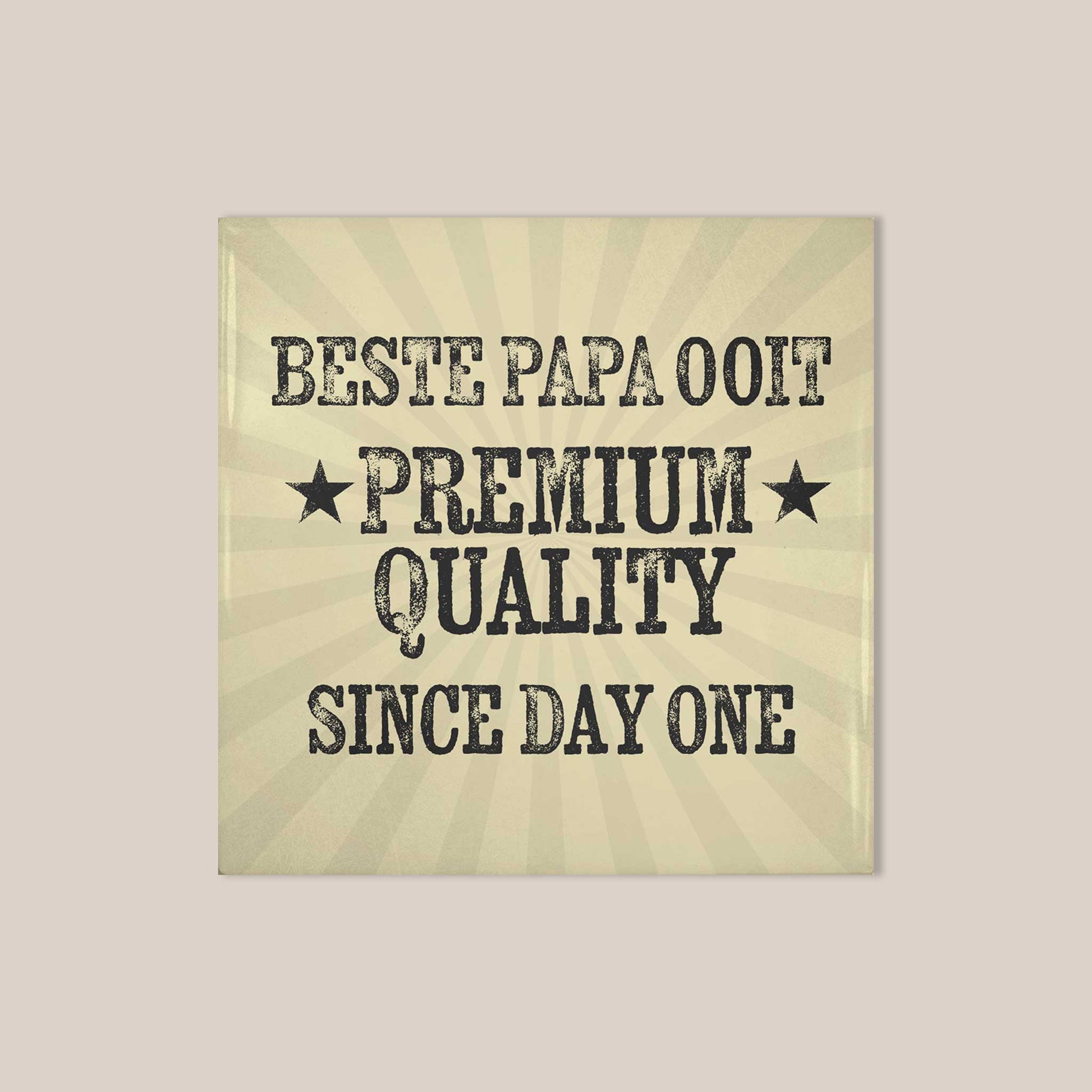 Vierkant vintage tegeltje met retro typografie en de tekst “Beste Papa Ooit Premium Quality Since Day One” op beige achtergrond