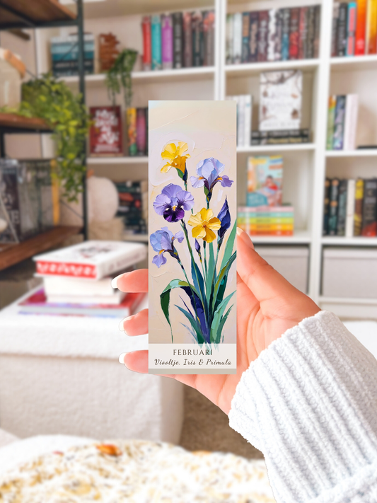 vrouw die geboorte bloem boekenlegger in haar hand houdt . Boekenleggervoor de maand februari, met  kunstzinnige illustratie vanViooltje, Iris & Primula.