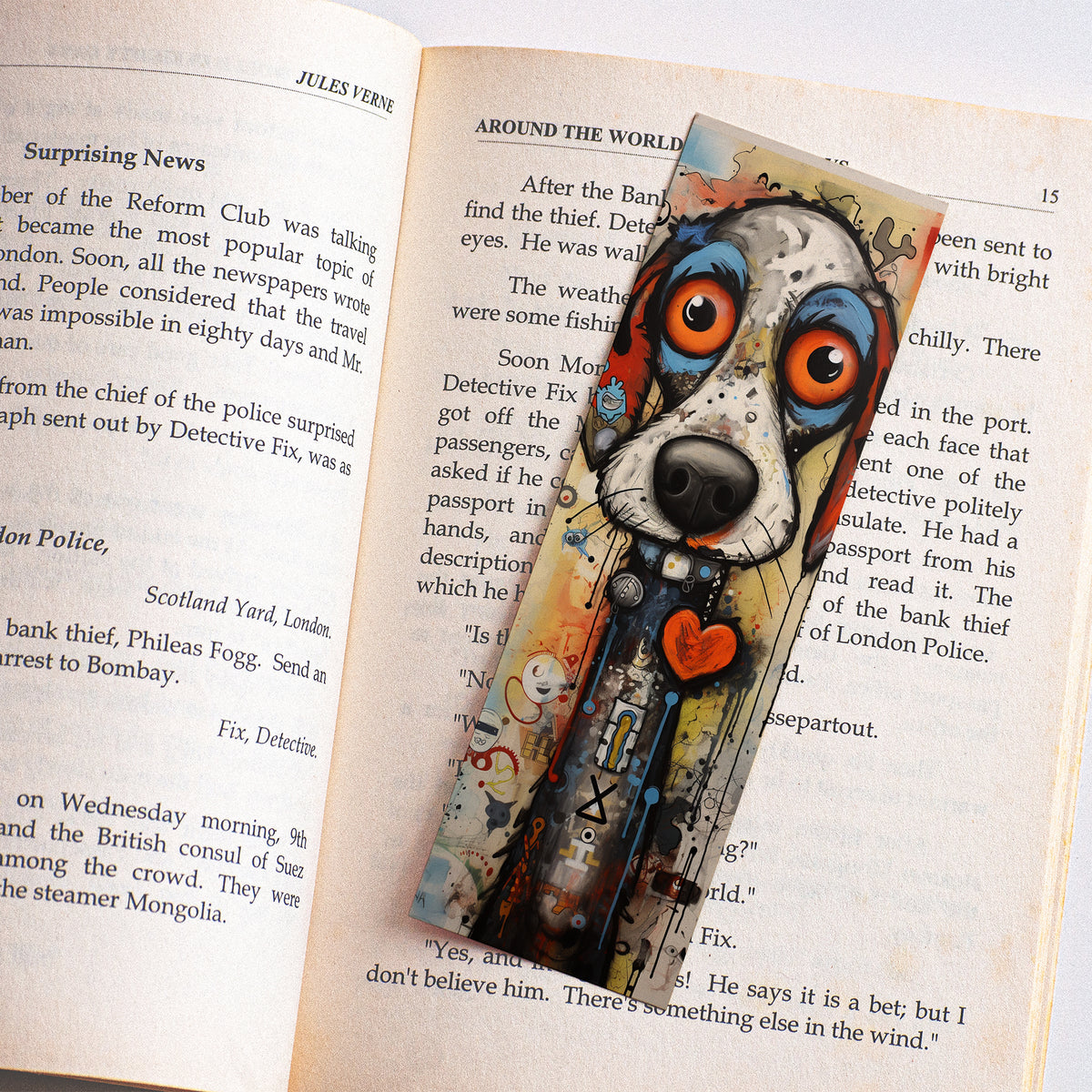 Boekenlegger met kleurrijke hond en rood hartje tussen de pagina's van een open boek.
