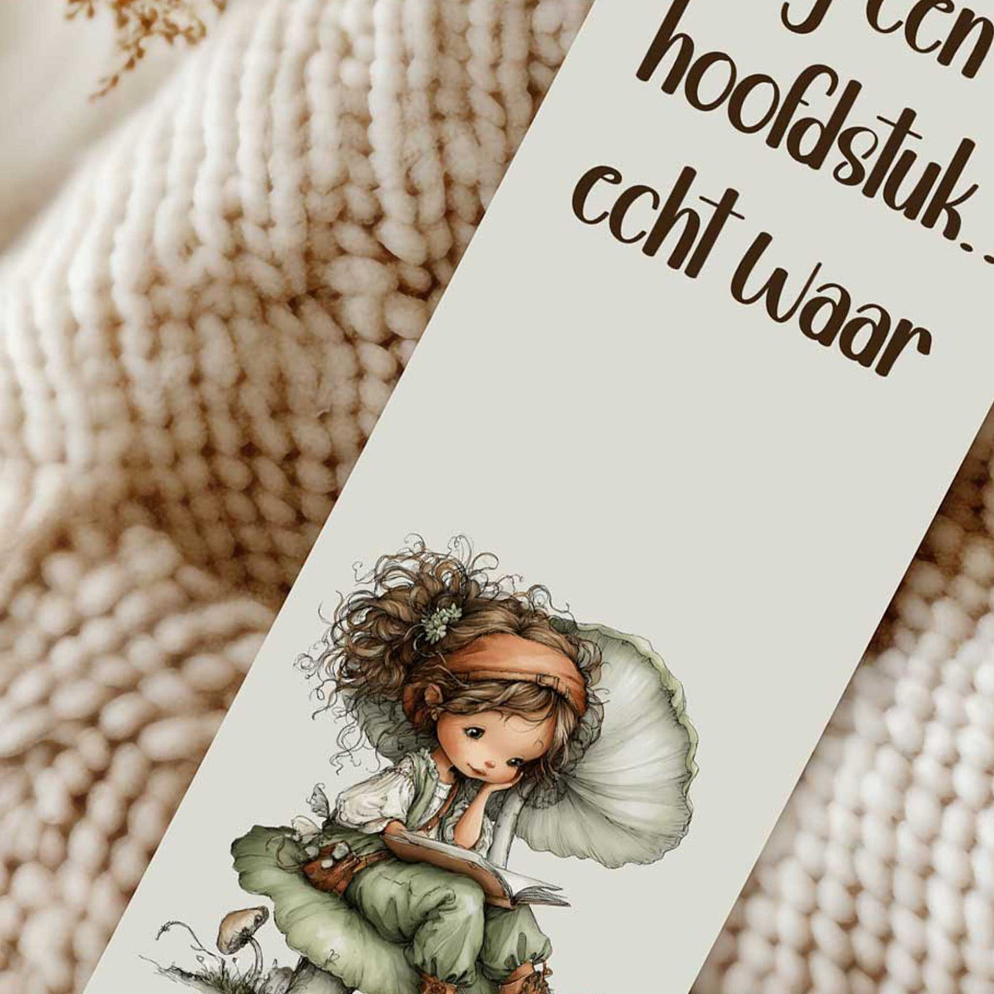 Close-up van een boekenlegger met de tekst "Nog één hoofdstuk... echt waar!", een lezende fee op een paddenstoel en een roze kwastje.