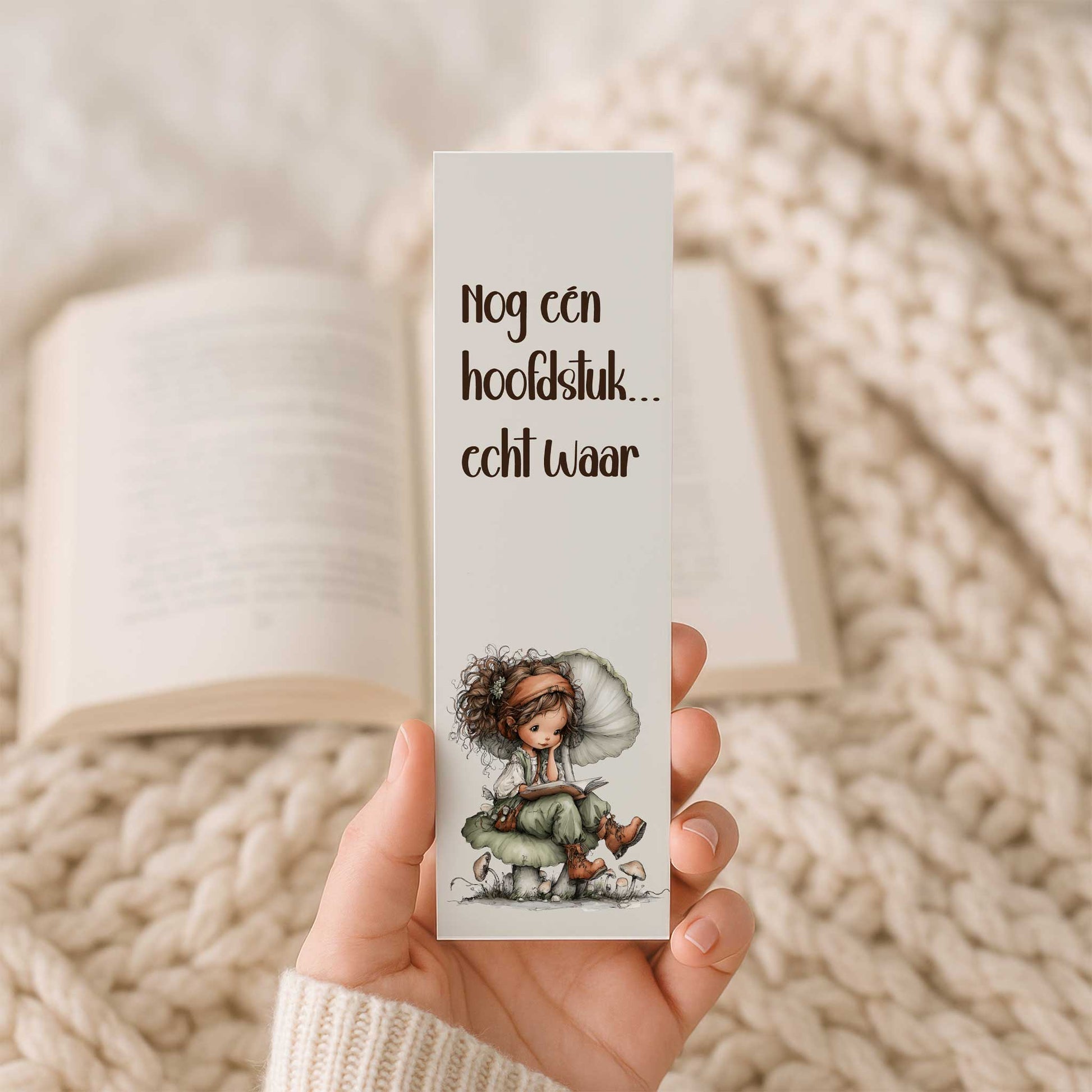 Hand die een boekenlegger vasthoudt met de tekst "Nog één hoofdstuk... echt waar!" en een leesfee op een paddenstoel.