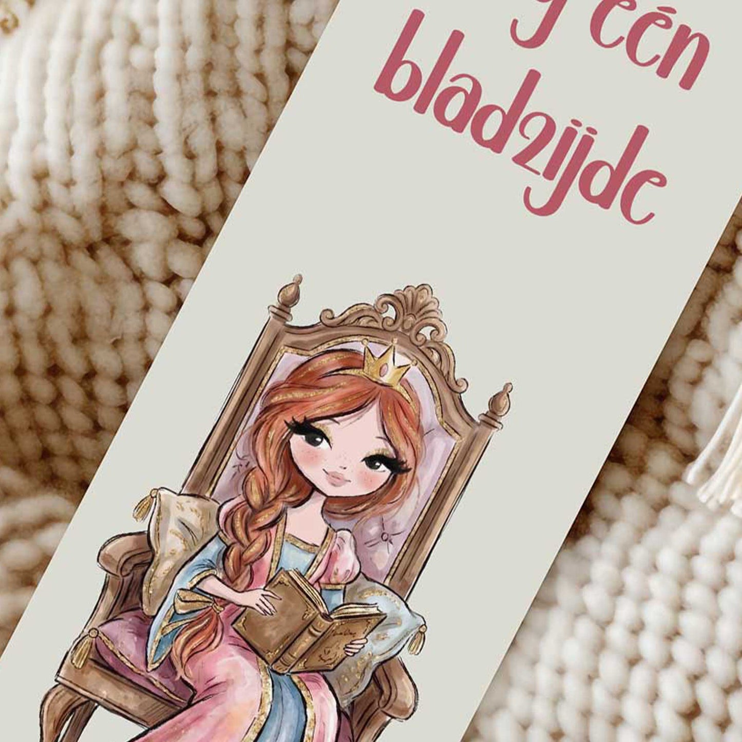 Close-up van de boekenlegger met de tekst 'Nog één bladzijde' en een prinses met een gouden kroontje die een boek leest op een sierlijke troon.