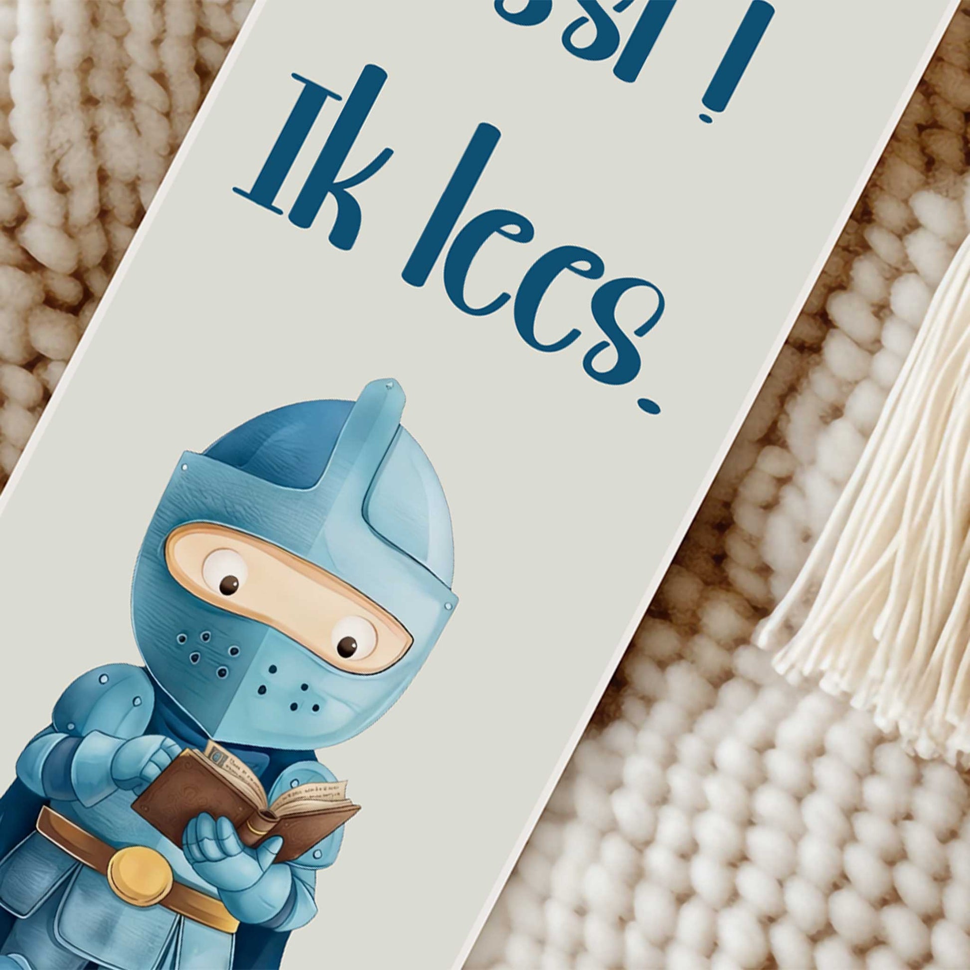 Close-up van een boekenlegger met de tekst 'Ssst! Ik lees.' en een lezende blauwe ridder naast een wit kwastje.