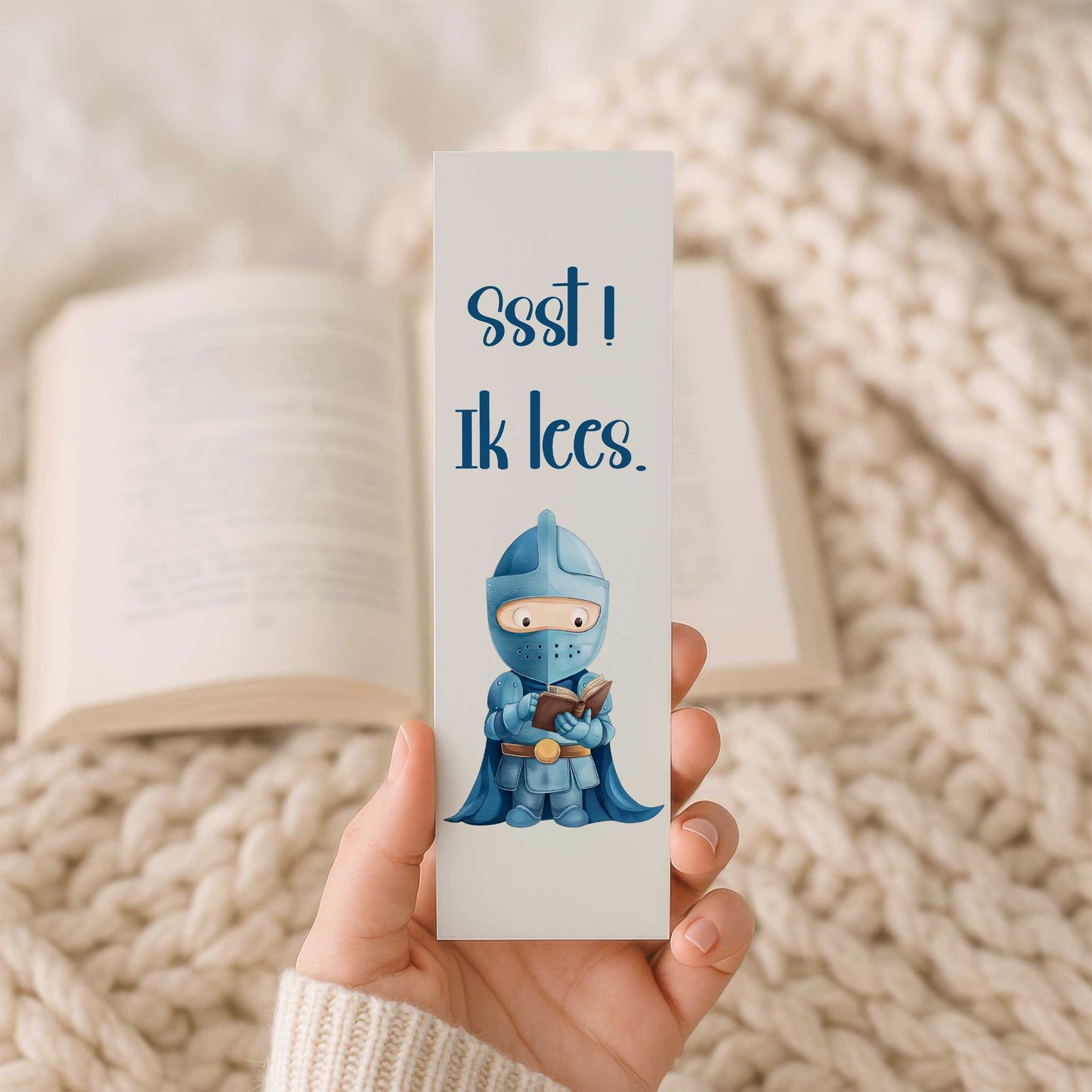 Productfoto van een boekenlegger met de tekst 'Ssst! Ik lees.' en een lezende blauwe ridder die wordt vastgehouden.