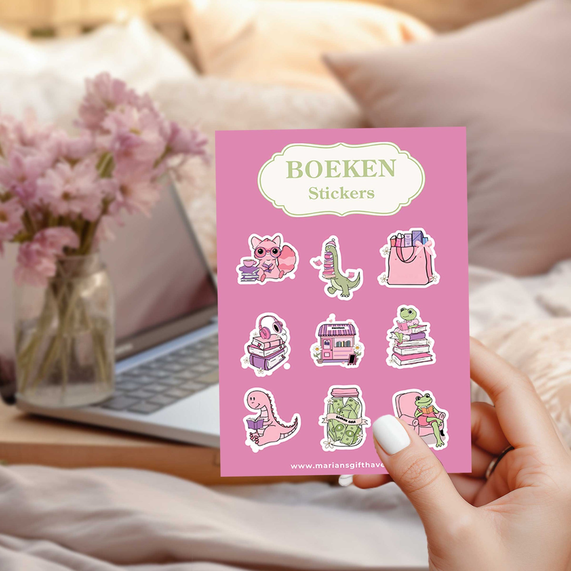Hand houdt roze boeken stickerset vast van Marian's Gift Haven