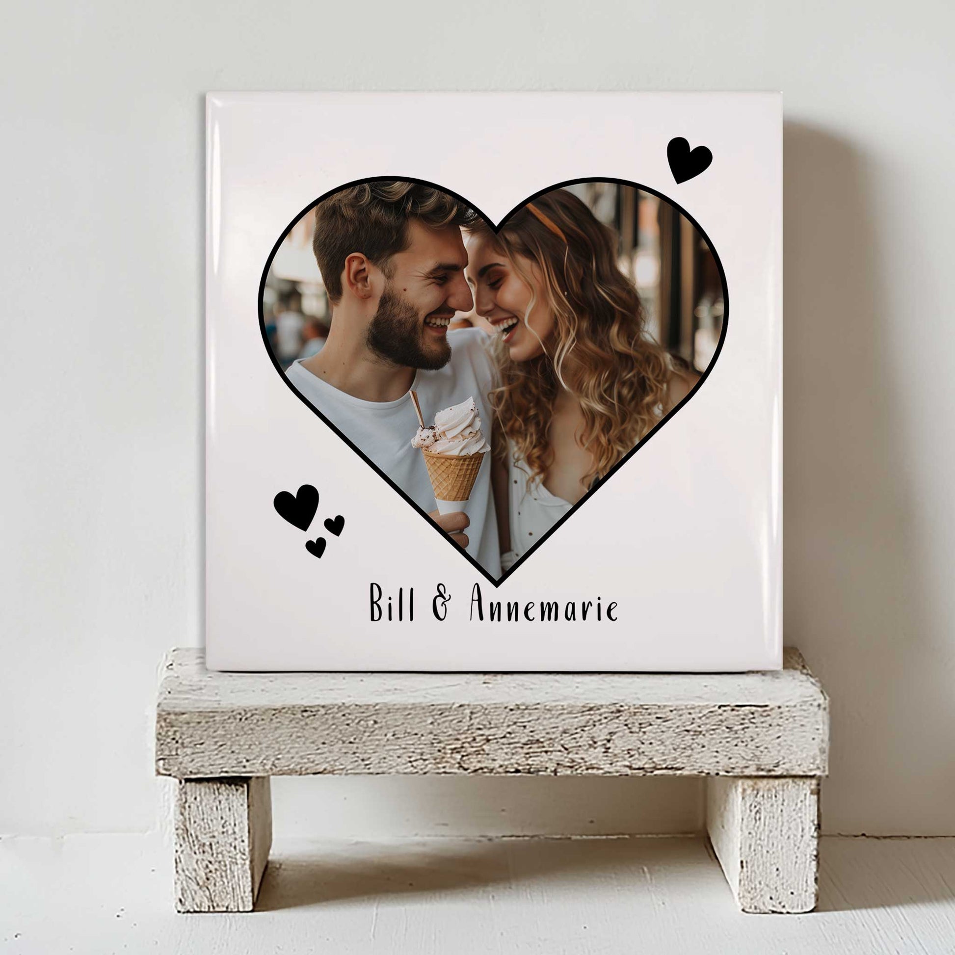 Voorbeeld gepersonaliseerd liefdestegeltje met foto van stel - op plank