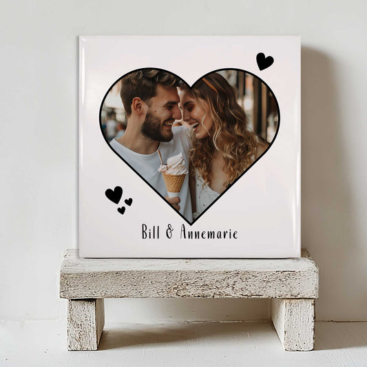 Voorbeeld gepersonaliseerd liefdestegeltje met foto van stel - op plank