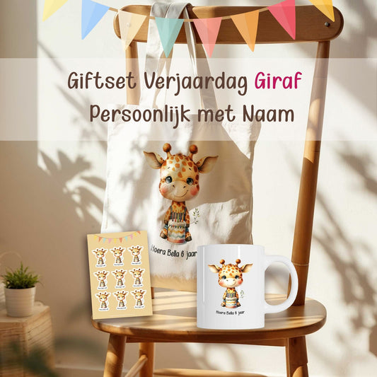 Giftset met katoenen totebag, witte mok 355 ml en A5-stickervel (9 giraffe-verjaardagsstickers ‘Hoera Bella 6 jaar’) op houten stoel met slingers.
