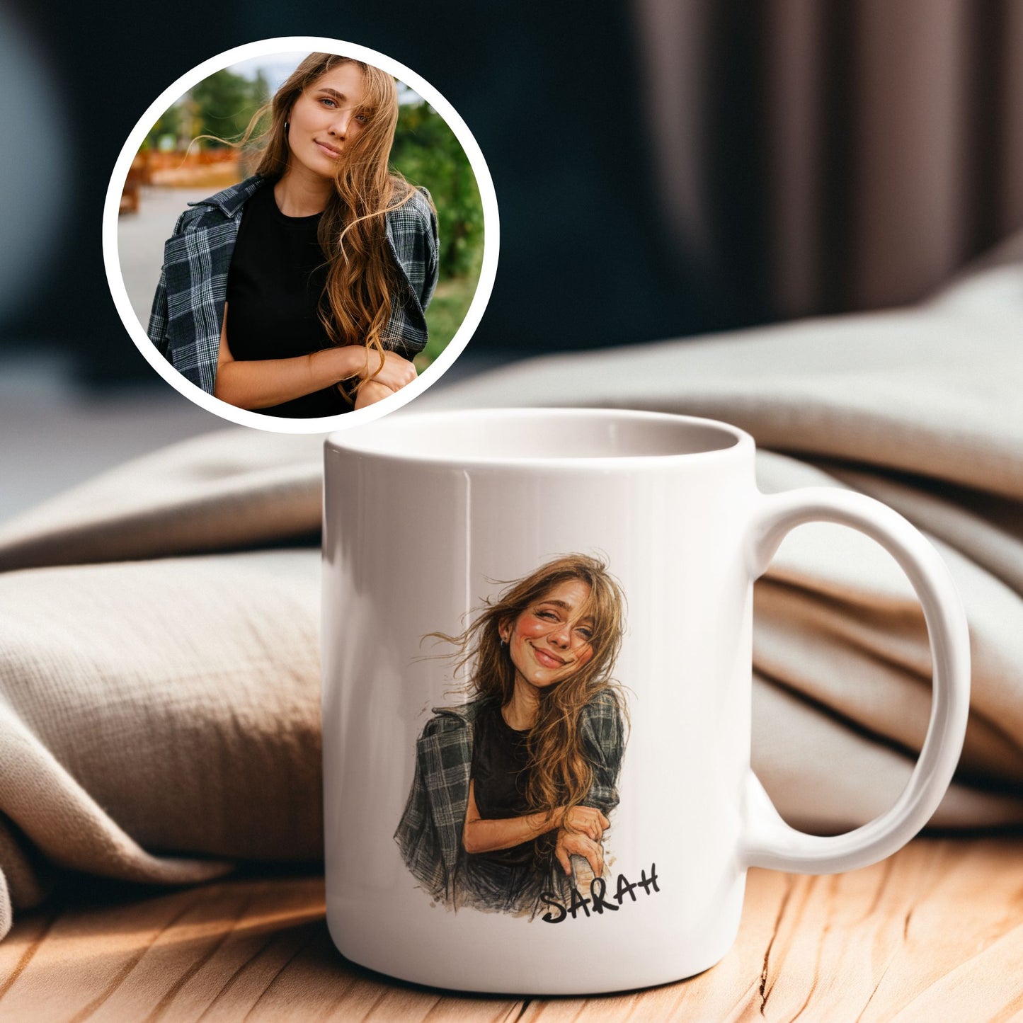 Voor en na voorbeeld van een gepersonaliseerde mok waarbij een foto van een jonge vrouw is omgezet naar een karikatuurillustratie
