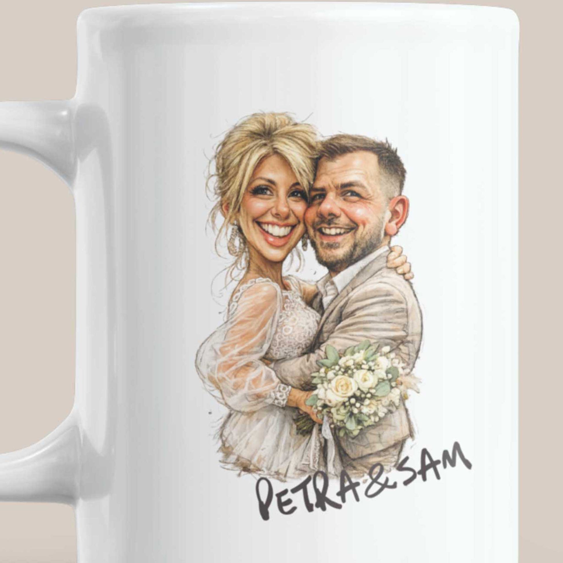 Close-up van witte keramische mok met handgetekende karikatuur van lachend bruidspaar met bloemenboeket en gepersonaliseerde namen op lichte achtergrond